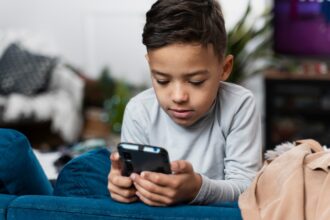 Don’t Give Smartphones To Kids Under 11, UK Network Operator Warns Parents