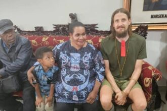 NZ pilot Philip Mehrtens freed from captivity in West Papua