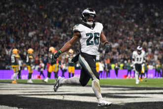 Saquon Barkley’s 3 TDs power Eagles to ‘sloppy’ win over Packers in Brazil