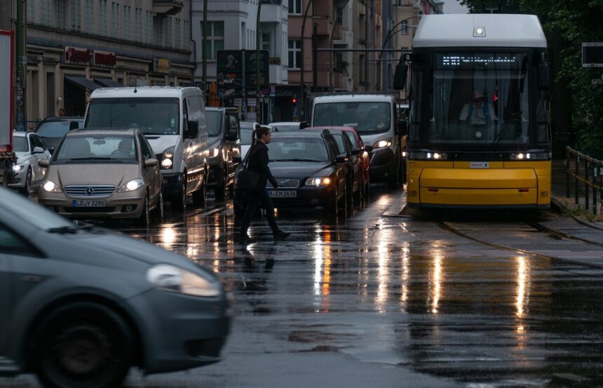 People regularly experiencing brighter nights and darker days have higher mortality risk, suggests study