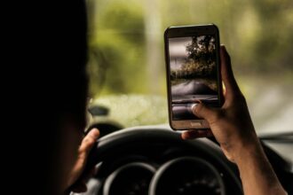 Tracking study highlights dangers of handheld cellphone use among teen drivers