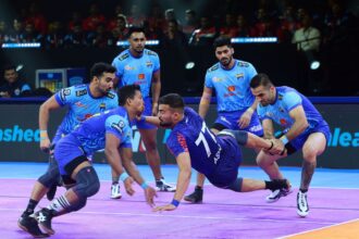 Bengal Warriorz defenders tackle Ashu Malik (Credits: PKL)