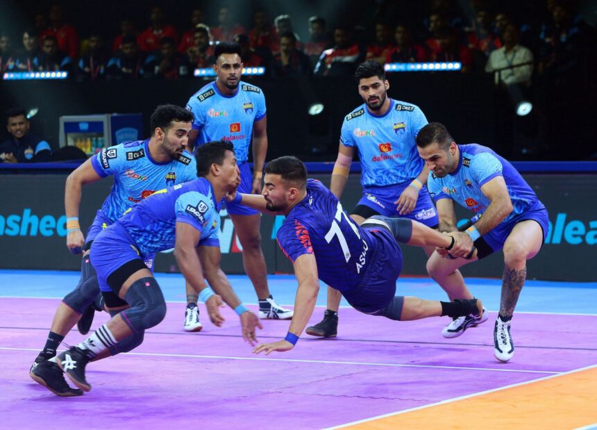 Bengal Warriorz defenders tackle Ashu Malik (Credits: PKL)