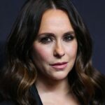 Jennifer Love Hewitt Learned About Her Mom's Death Through The News