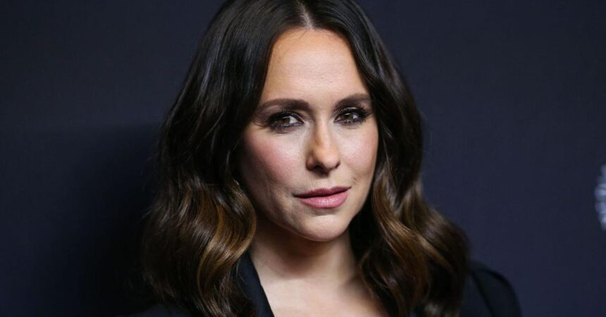 Jennifer Love Hewitt Learned About Her Mom's Death Through The News