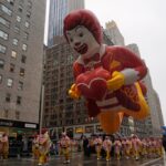 Macy’s Thanksgiving Day Parade kicks off in steady rain through NYC