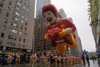 Macy’s Thanksgiving Day Parade kicks off in steady rain through NYC