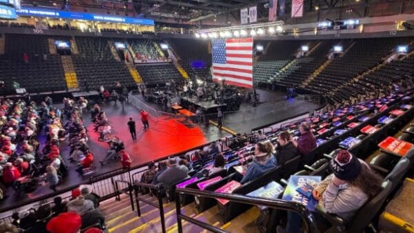 Trump empty seats election eve.