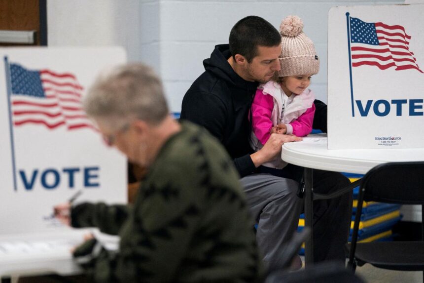 US voters cast ballots in tight race