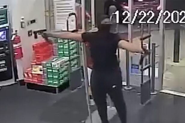 Brazen Thief Uses Tarantino-Like Double-Fisted Guns During Robbery, Video