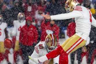 Buffalo Bills Fan Tries To Melt 49ers Field Goal Attempt With A Bold, Snowy Move