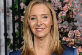 Lisa Kudrow Surprises Fans Visiting 'Friends' Couch