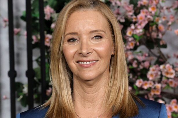Lisa Kudrow Surprises Fans Visiting ‘Friends’ Couch