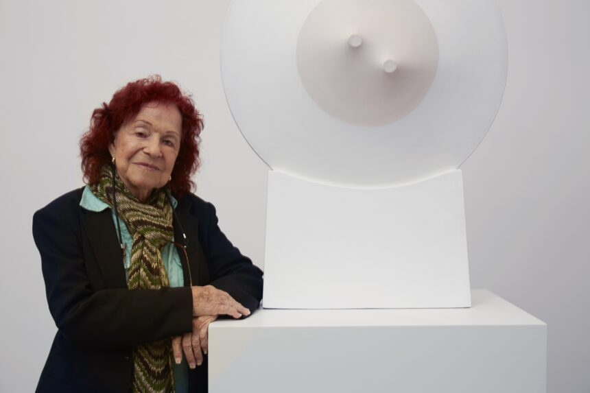 Zilia Sánchez, Artist of Sensual Abstractions, Dies at 98