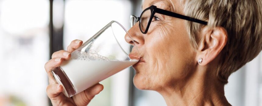 Daily Glass of Milk May Reduce Bowel Cancer Risk by Up to 14%, Study Shows : ScienceAlert