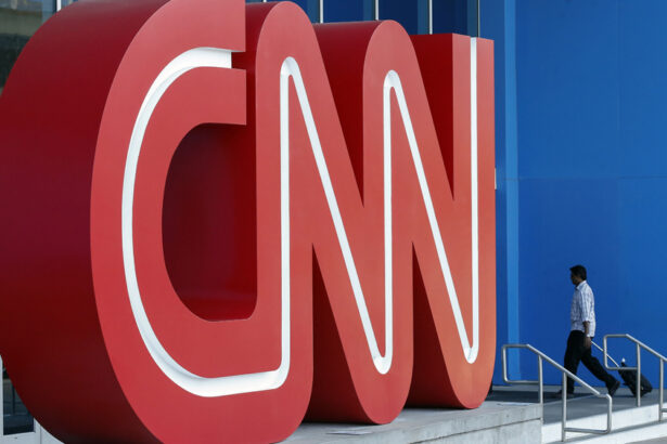 Jurors Are Urged to ‘Send a Message’ to Media