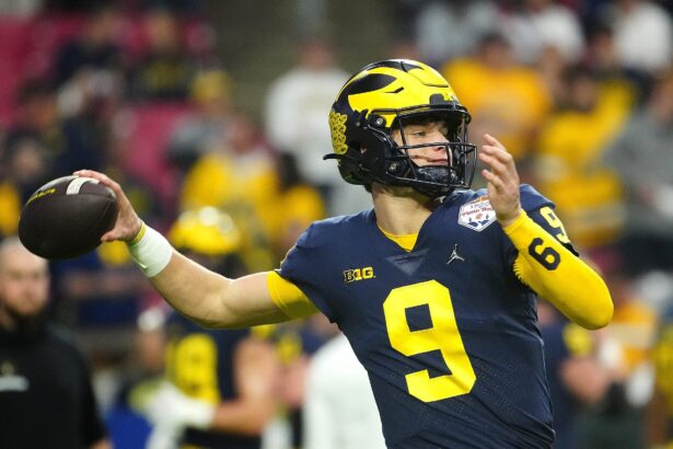 Latest on Vikings QB’s rehab status following knee surgery