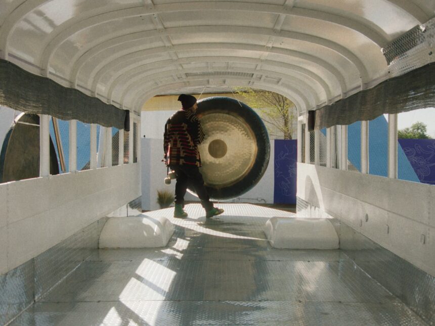 In a Retrofitted School Bus at the U.S.-Mexico Border, Guadalupe Maravilla Heals Through Vibrations — Colossal