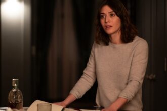 Lizzy Caplan on Finale Twist, Robert De Niro, ‘Mean Girls’