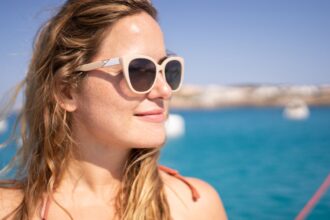 Pack These Luxe-Looking Sunglasses for Your ‘White Lotus’ Vacay