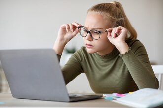 Research shows just one hour of screen time increases risk of nearsightedness