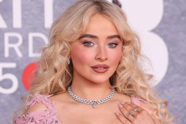 Sabrina Carpenter Loves These Budget-Friendly Earbuds