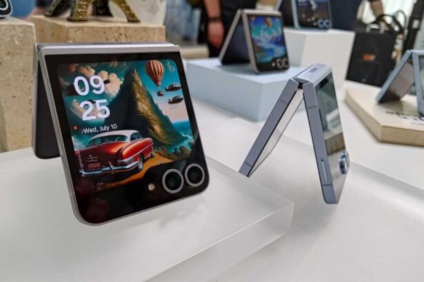 Samsung Galaxy Z Flip 7 Cover Display Leaks