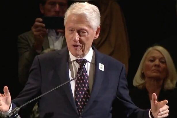 Bill Clinton’s Hands Shake Uncontrollably While Delivering Speech In Oklahoma City (VIDEO) |