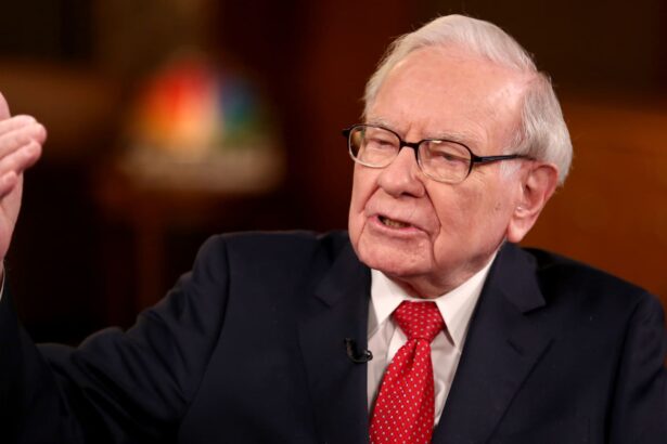 Buffett denies social media rumors after Trump shares wild claim that investor backs president crashing market