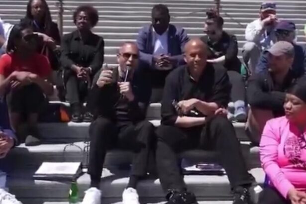 Democrats Cory Booker and Hakeem Jeffries Stage ‘Sit-In’ on Capitol Steps to Protest Trump and It’s a Total Failure (VIDEO) |