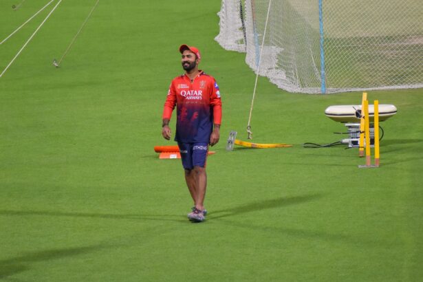 Dinesh Karthik hosts entire team at his Chennai residence ahead of CSK vs RCB IPL 2025 match [Watch]