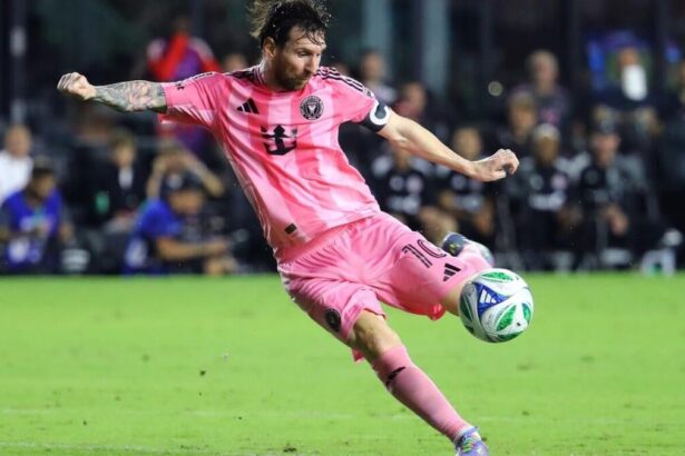 Lionel Messi scores cross-body golazo for Inter Miami to equalize against Toronto FC