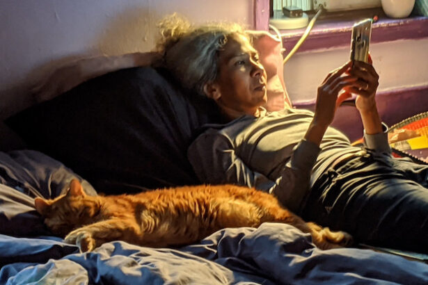 Screen Time In Bed May Increase Insomnia Odds, Study Suggests : ScienceAlert