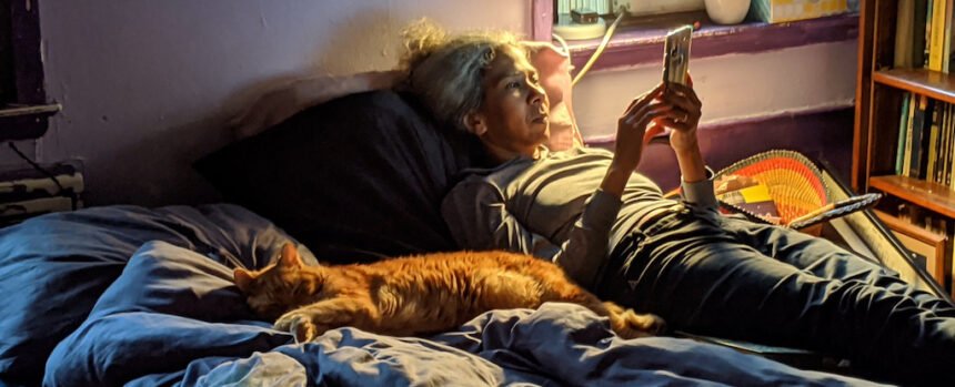 Screen Time In Bed May Increase Insomnia Odds, Study Suggests : ScienceAlert