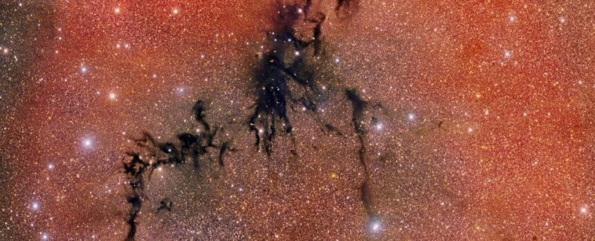 This Eerie Crack of Darkness in The Sky Is Hiding a Glittering Secret : ScienceAlert
