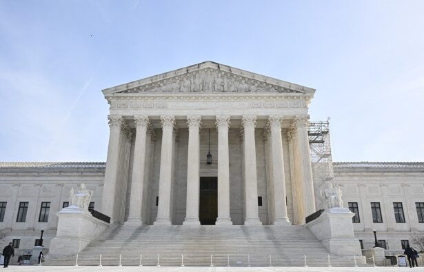 US Supreme Court temporarily halts deportations of migrants