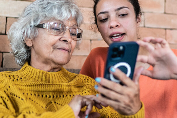Using Tech as You Get Older Could Help Reduce Your Risk of Dementia : ScienceAlert