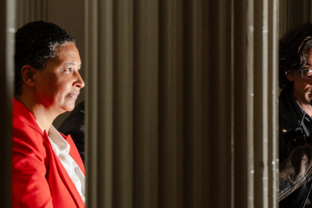 At Harvard, a Clash Between Democracy and Monarchy