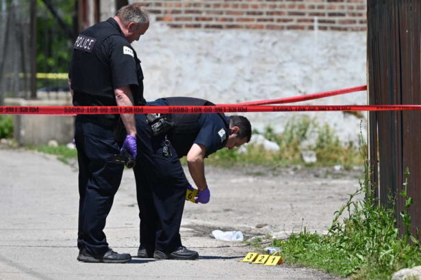 Chicago cop sees shooting in progress, chases down gunman