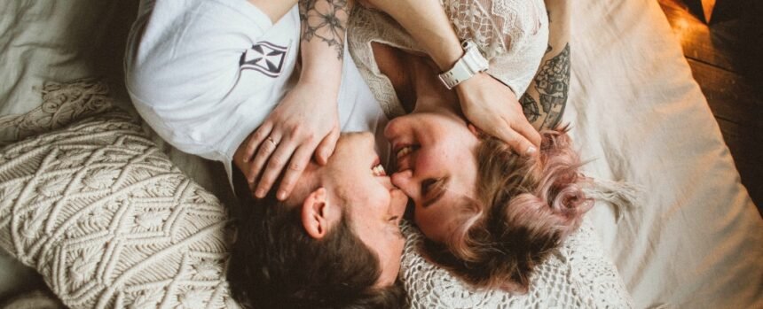 Couples Who Cuddle at Bedtime Have Lower Stress And Feel More Secure : ScienceAlert