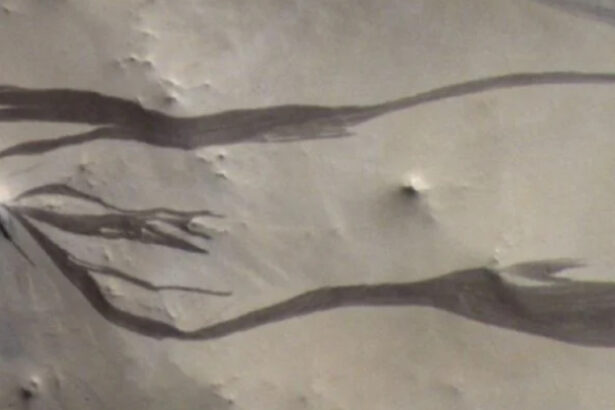 Dark Streaks on Mars May Not Be Signs of Flowing Water Like We Thought : ScienceAlert
