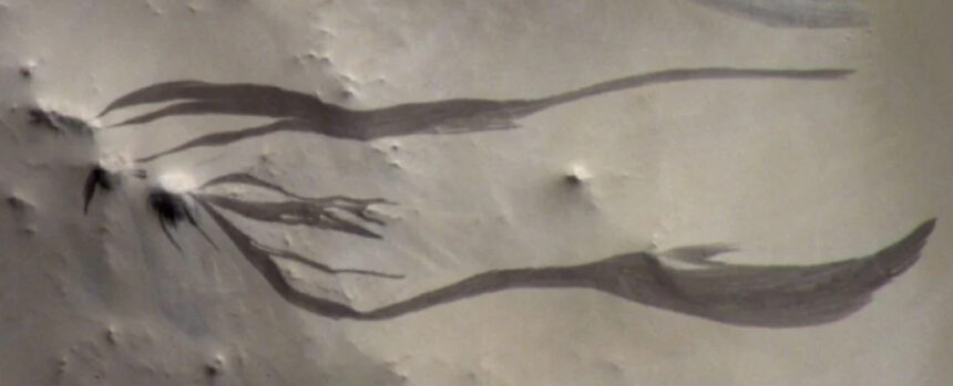 Dark Streaks on Mars May Not Be Signs of Flowing Water Like We Thought : ScienceAlert