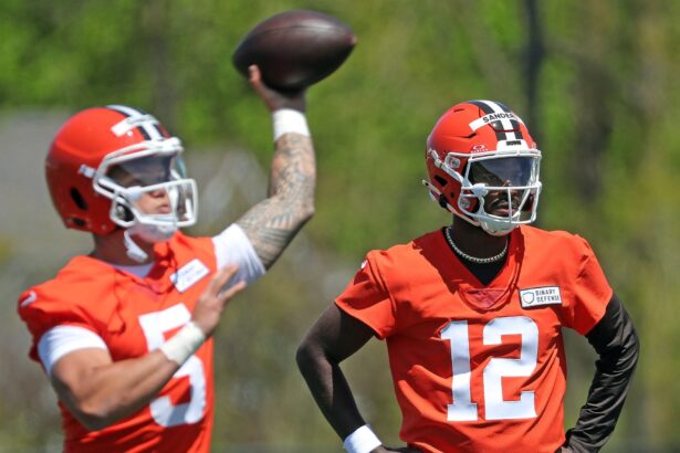 Kevin Stefanski downplays Dillon Gabriel taking first snap over Shedeur Sanders