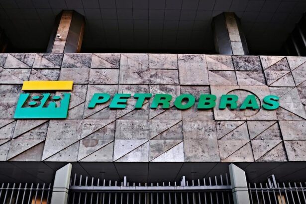 Petrobras reports 48.6% profit increase and declares .1bn in dividends