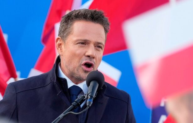 Pro-EU candidate narrowly ahead in Poland’s first round presidential vote