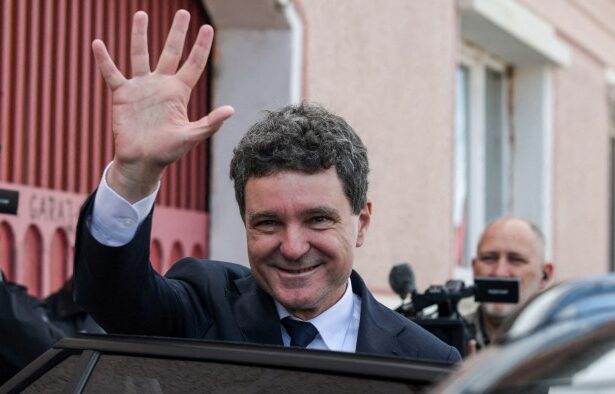 Pro-EU centrist set to win Romanian presidency