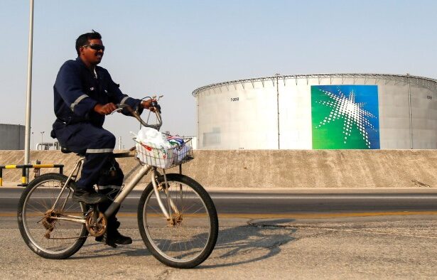 Saudi Aramco cuts its dividend by bn