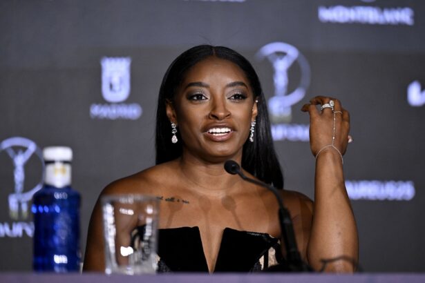 Simone Biles makes her feelings known on giving the ‘Riders Up’ call at the Kentucky Derby 2025