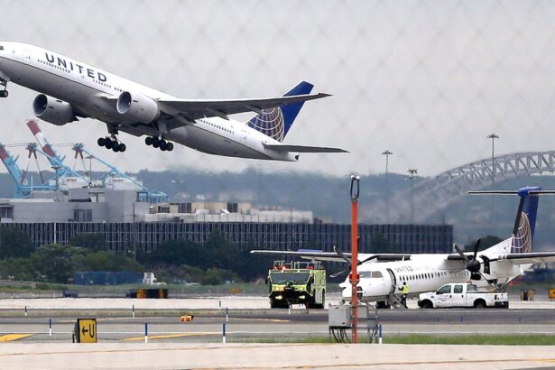 United Airlines Cuts 35 Daily Flights At Newark Airport, Citing Air Traffic Controller Shortage