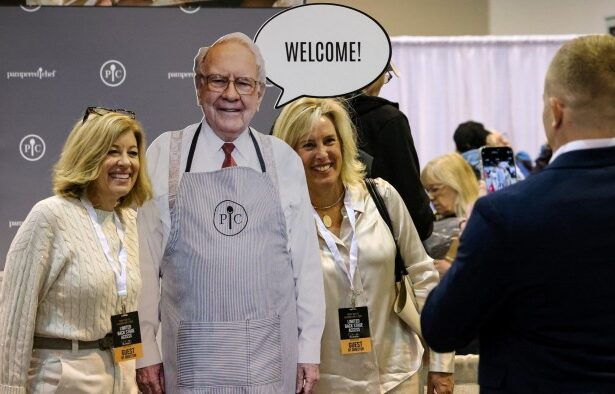 Warren Buffett sells stocks for tenth quarter in a row